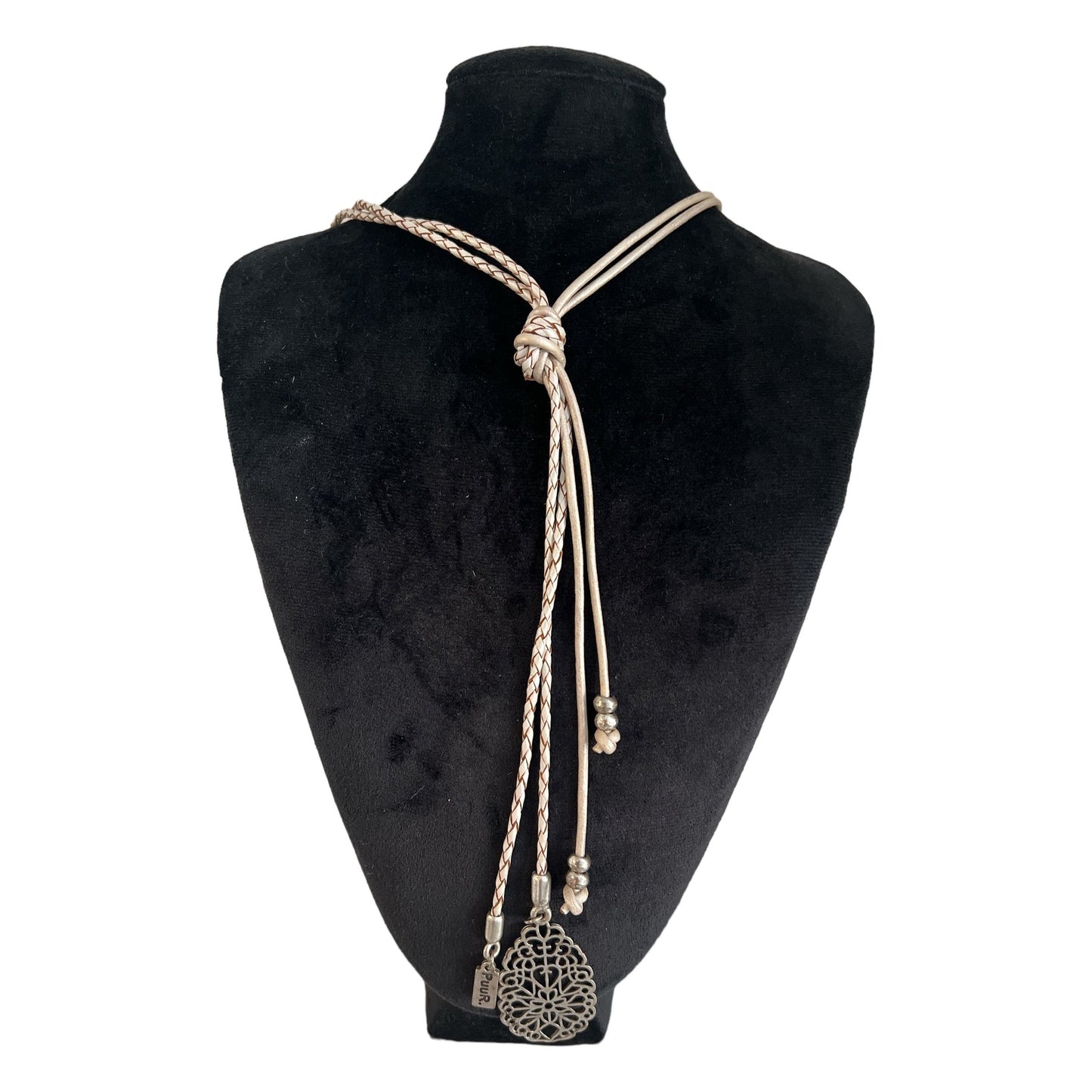 Handgefertigte, helle Halskette mit tropfenförmigen Metallanhänger