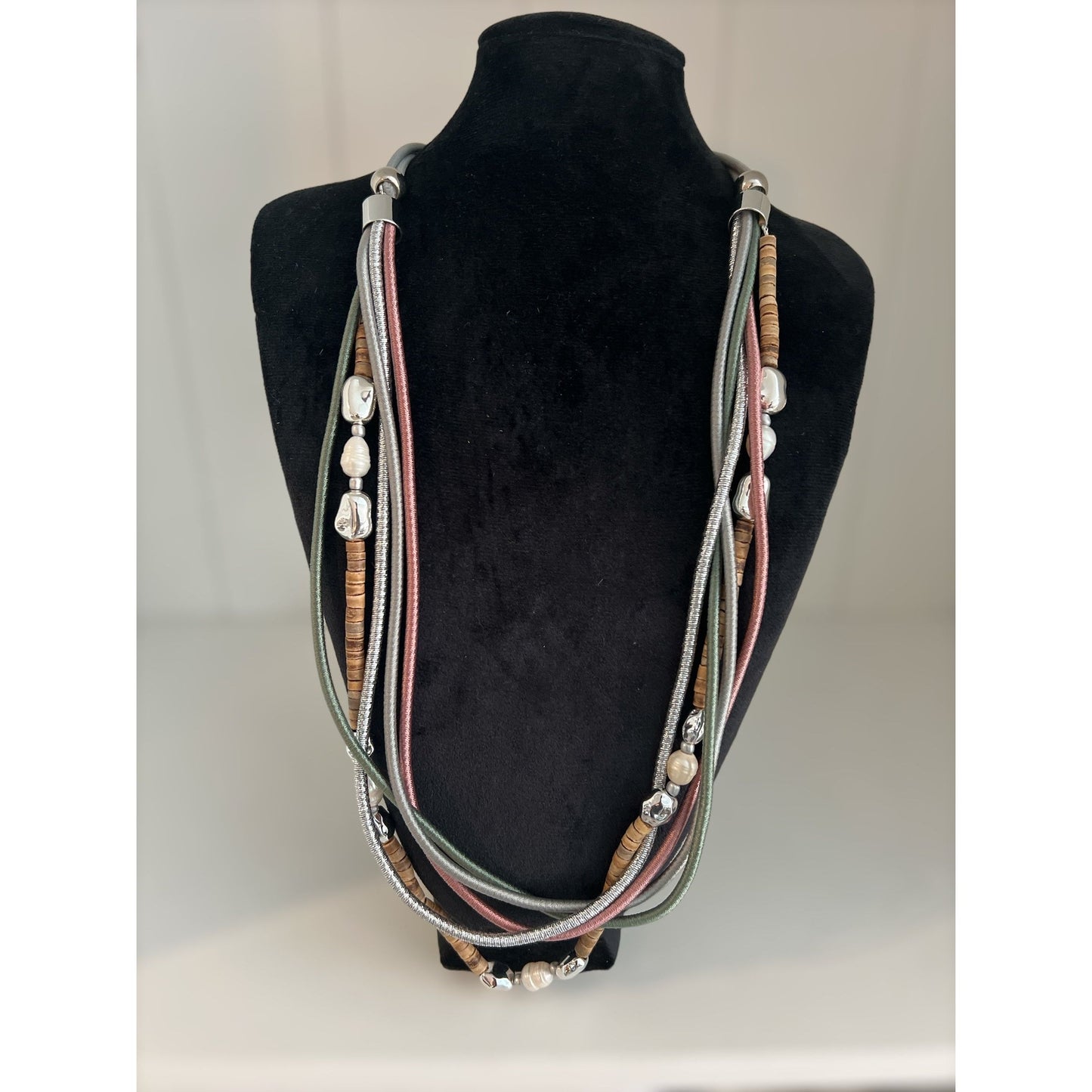 Handgefertigte, aussergewöhnliche Halskette mit 5 unterschiedlichen Bändern