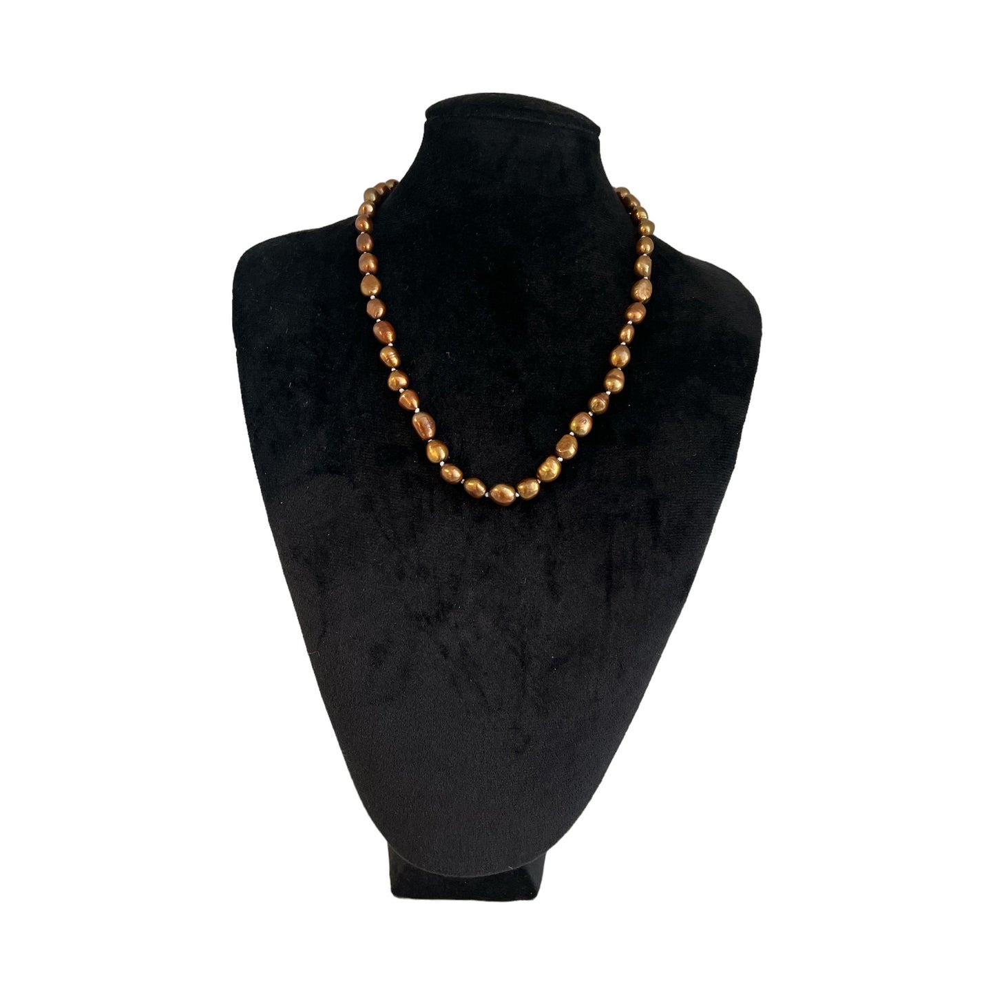 Halskette mit goldfarbenen Elementen