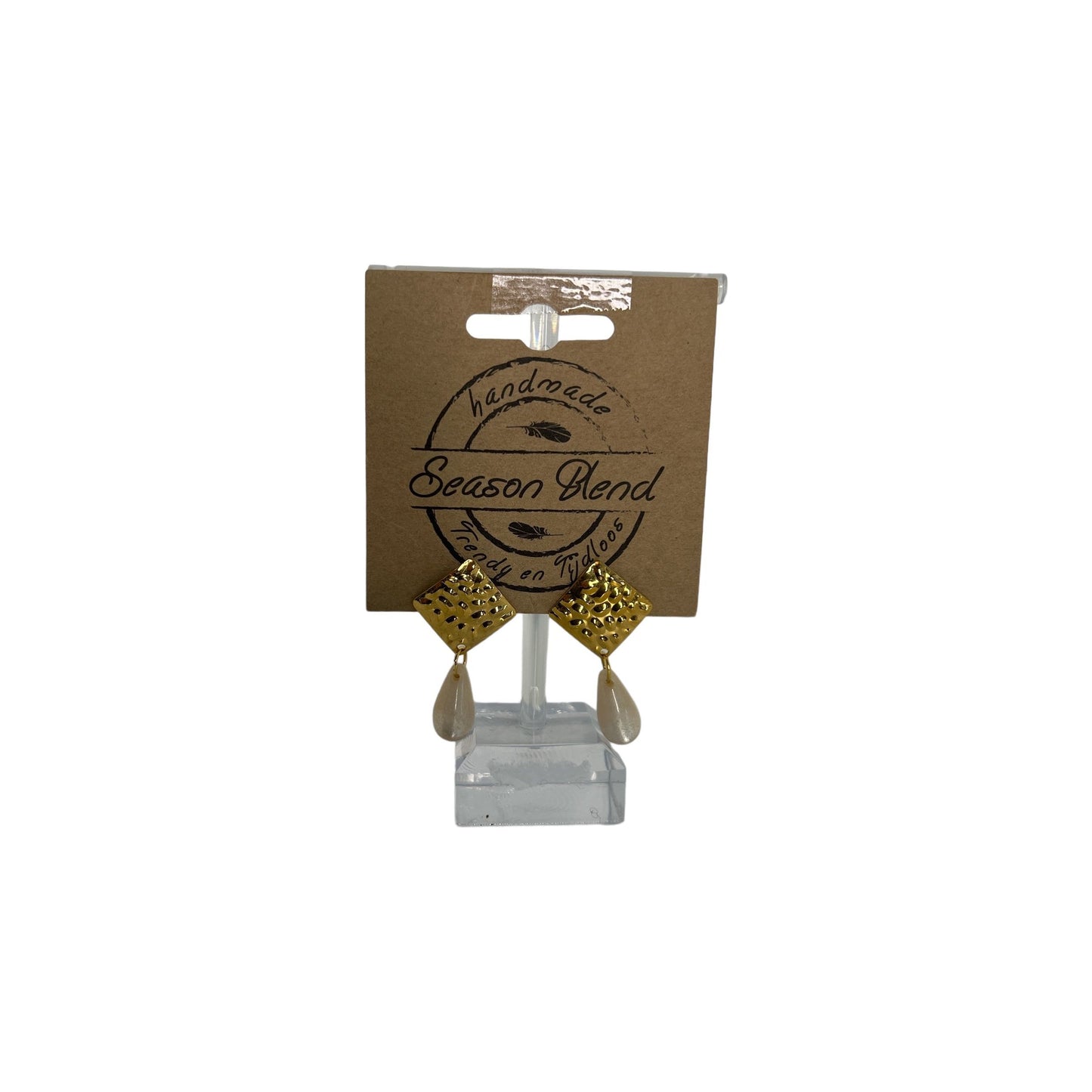 Damenohrringe in der Farbe Gold mit einer tropfenförmigen Perle