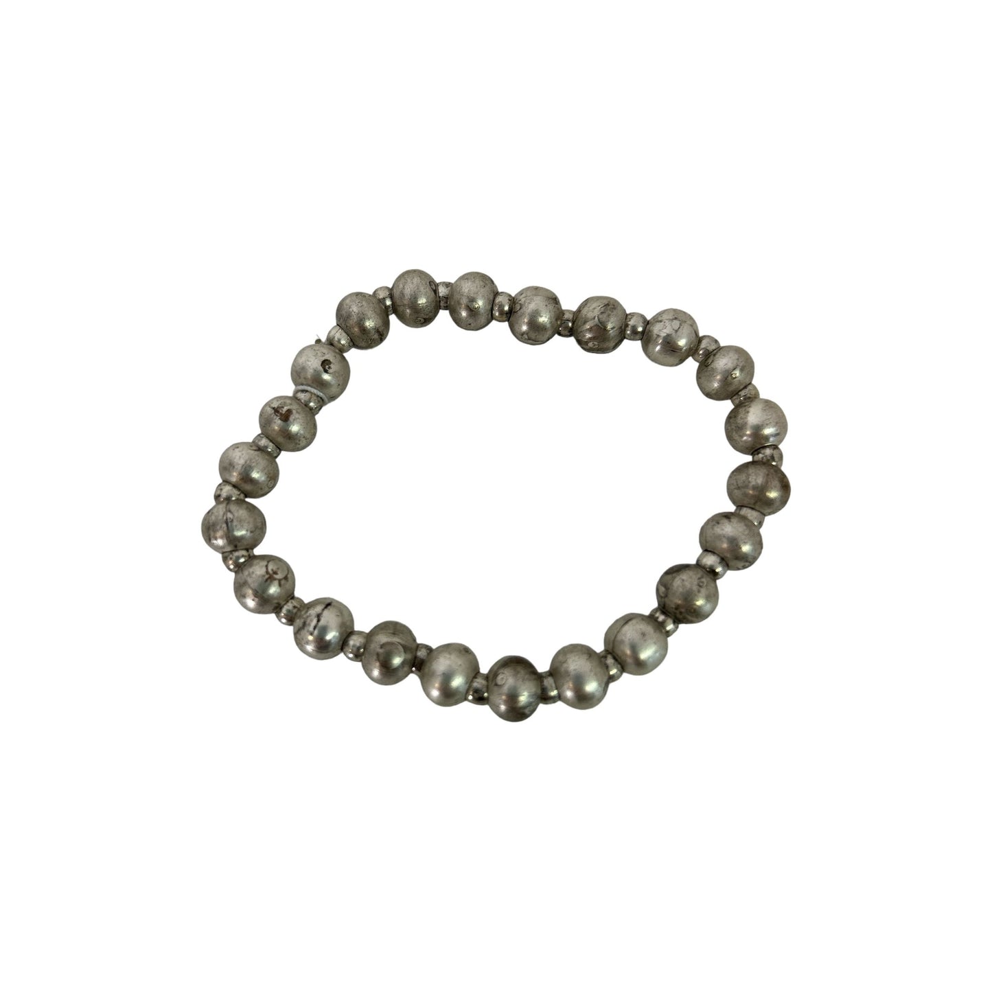 Armband mit silberfarbenen, matten Kugeln