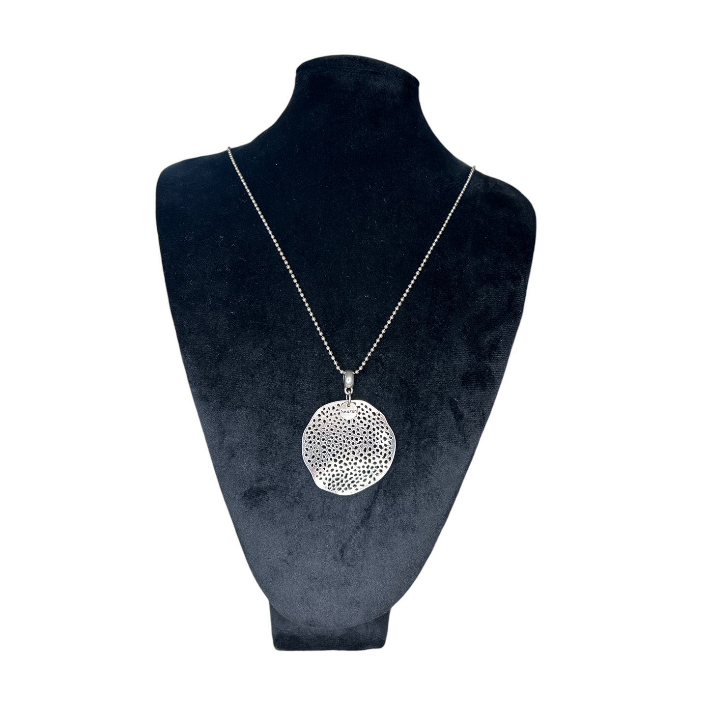 Handgefertigte, Kugelhalskette mit kreisförmigen Metallanhänger