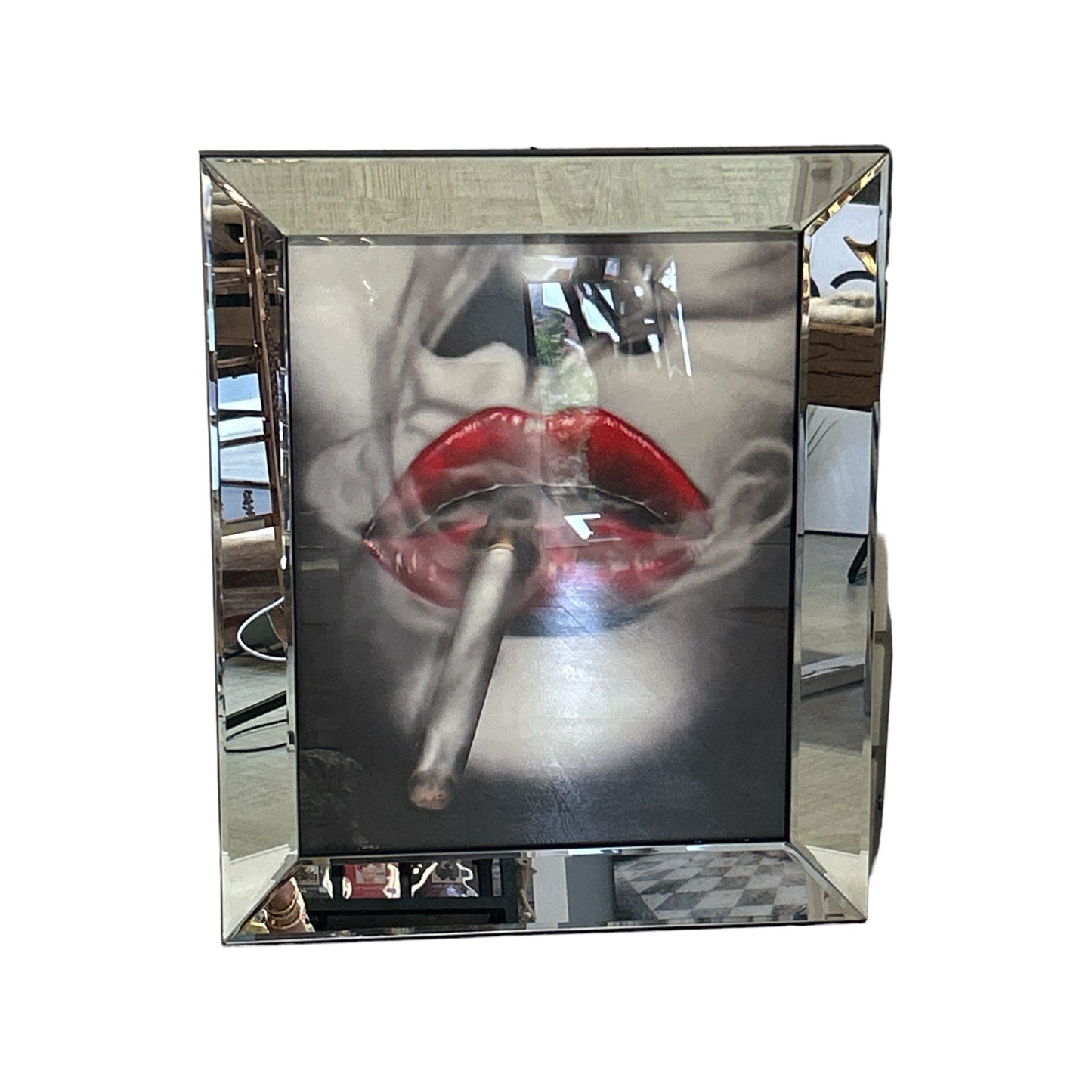 Spiegelrahmenbild mit einem Gesicht, rote Lippen und einer Zigarette