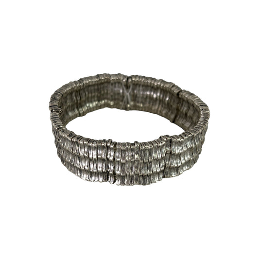 Handgefertigtes Armband mit elastischem Band und silber Metallelementen